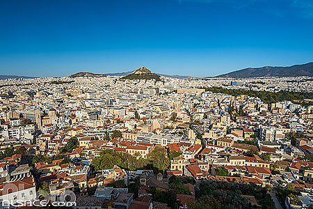 Photo : Athènes vue de l'Acropole au premier plan le quartier de Plaka et en arrière plan le Mont Lycabette, Athènes, Grèce, Attique, Grèce
