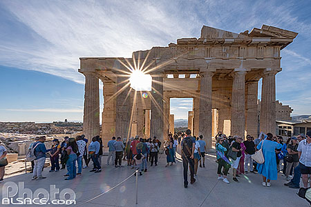 Photo : Touristes au niveau des Propylées de l'Acropole d'Athènes, Grèce, Attique, Grèce