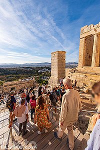 Photo : Touristes devant les propylées de l'Acropole d'Athènes, Grèce, Attique, Grèce