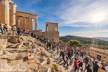 Photo : Touristes devant les propylées de l'Acropole d'Athènes, Grèce