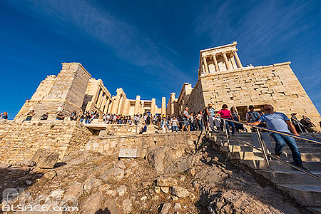 Photo : Touristes devant les propylées de l'Acropole d'Athènes, Grèce