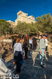 Photo : Touristes au pied des Propylées de l'acropole d'Athènes, Grèce