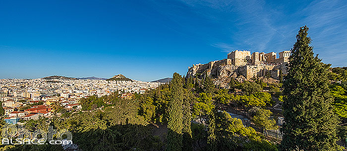 Photo : Vue sur la ville d'Athènes et les Propylées de l'acropole d'Athènes, Grèce