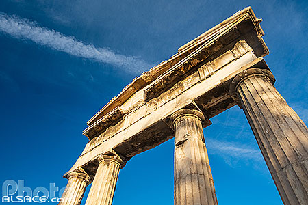 Photo : Porte d'Athéna dans l'agora romaine dans le quartier de Plaka, Athènes, Grèce, Attique, Grèce
