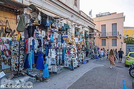 Photo : Magasins de souvenirs pour touristes à proximité de la Bibliothèque d'Hadrien, Athènes, Grèce