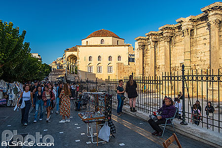 Photo : Bibliothèque d'Hadrien et la mosquée Tzistarakis, Athènes, Grèce