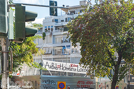 Photo : Banderole contre les appartements Airbnb dans la rue Stournari, Athènes, Grèce, Attique, Grèce
