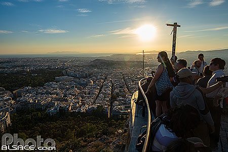 Photo : Touristes regardant le coucher de soleil sur Athènes au sommet du Mont Lycabette, Grèce
