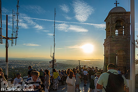 Photo : Touristes regardant le coucher de soleil sur Athènes au sommet du Mont Lycabette, Grèce