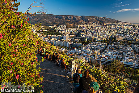 Photo : Touristes regardant le coucher de soleil sur Athènes au sommet du Mont Lycabette, Grèce