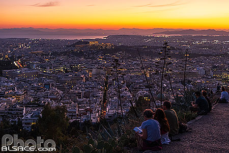 Photo : Touristes regardant le coucher de soleil sur Athènes au sommet du Mont Lycabette, Grèce