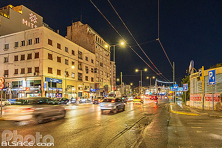 Photo : La rue Akti Posidonos dans le port du Pirée la nuit, Athènes, Grèce, Attique, Grèce