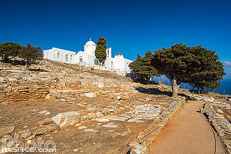 Photo : L'église d'Agios Andreas à la citadelle mycénienne à Sifnos, Archipel des Cyclades, Grèce