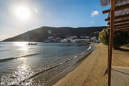 Photo : Terrasse de restaurant au bord de l'eau dans le village de Vathi sur l'ile de Sifnos, Archipel des Cyclades, Grèce
