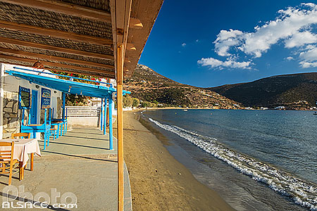 Photo : Terrasse de restaurant au bord de l'eau dans le village de Vathi sur l'ile de Sifnos, Archipel des Cyclades, Grèce