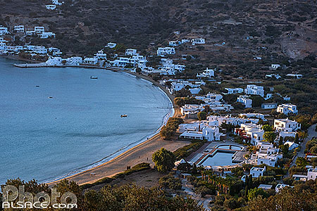 Photo : Village et baie de Vathi sur l'ile de Sifnos, Archipel des Cyclades, Grèce