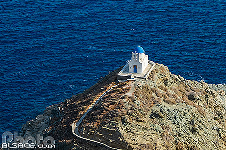 Photo : Eglise des S?pt ?art?rs (?pta ?artyr?s) située à K?str? église la plus ?mblématique d? l?île de Sifnos, Archipel des Cyclades, Grèce