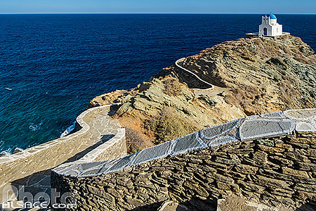 Photo : Eglise des S?pt ?art?rs (?pta ?artyr?s) située à K?str? église la plus ?mblématique d? l?île de Sifnos, Archipel des Cyclades, Grèce