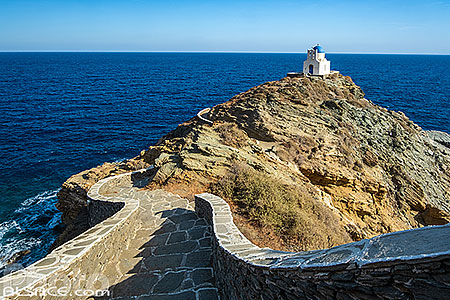 Photo : Eglise des S?pt ?art?rs (?pta ?artyr?s) située à K?str? église la plus ?mblématique d? l?île de Sifnos, Archipel des Cyclades, Grèce