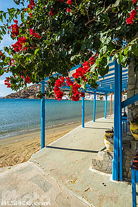 Photo : Terrasse de restaurant au bord de l'eau dans le village de Vathi sur l'île de Sifnos, Archipel des Cyclades, Grèce