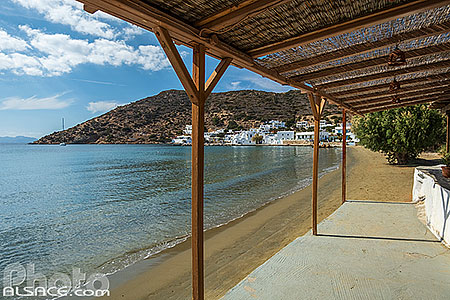 Photo : Terrasse de restaurant au bord de l'eau dans le village de Vathi sur l'île de Sifnos, Archipel des Cyclades, Grèce, Égée-Méridionale, Grèce