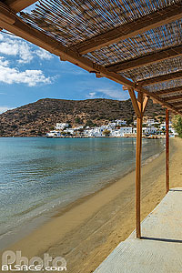 Photo : Terrasse de restaurant au bord de l'eau dans le village de Vathi sur l'île de Sifnos, Archipel des Cyclades, Grèce, Égée-Méridionale, Grèce