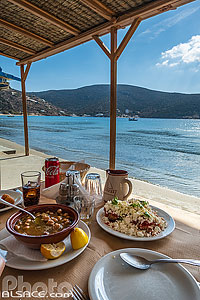 Photo : Terrasse de restaurant au bord de l'eau dans le village de Vathi sur l'île de Sifnos, Archipel des Cyclades, Grèce, Égée-Méridionale, Grèce