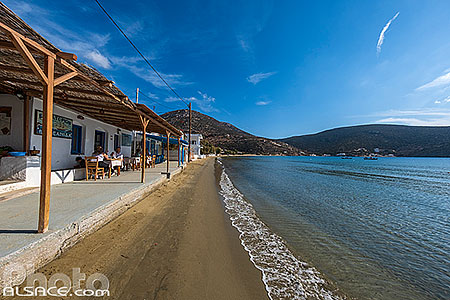 Photo : Terrasse de restaurant au bord de l'eau dans le village de Vathi sur l'île de Sifnos, Archipel des Cyclades, Grèce, Égée-Méridionale, Grèce