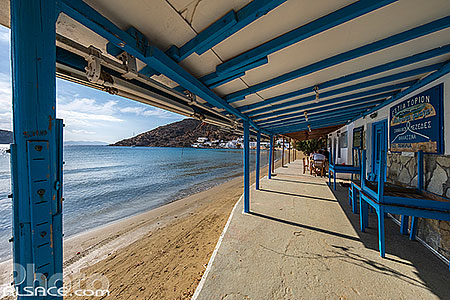 Photo : Terrasse de restaurant au bord de l'eau dans le village de Vathi sur l'île de Sifnos, Archipel des Cyclades, Grèce