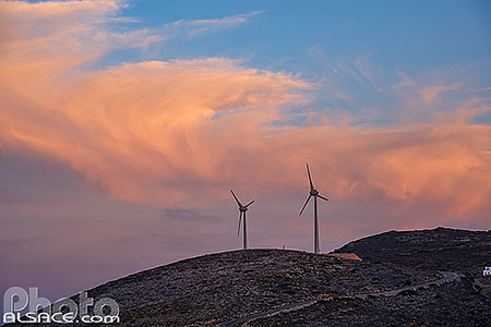 Photo : Eoliennes au crépuscule sur l'île de Sifnos, Archipel des Cyclades, Grèce