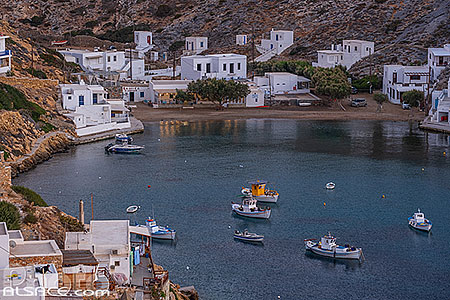 Photo : Petit village et plage de Cheronissos sur l'île de Sifnos, Archipel des Cyclades, Grèce