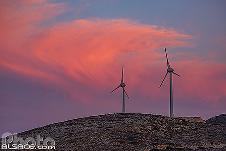 Photo : Eoliennes au crépuscule sur l'île de Sifnos, Archipel des Cyclades, Grèce