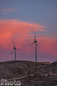 Photo : Eoliennes au crépuscule sur l'île de Sifnos, Archipel des Cyclades, Grèce