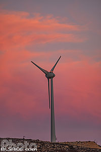 Photo : Eoliennes au crépuscule sur l'île de Sifnos, Archipel des Cyclades, Grèce