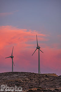 Photo : Eoliennes au crépuscule sur l'île de Sifnos, Archipel des Cyclades, Grèce