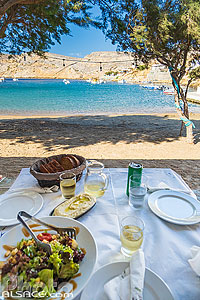 Photo : Table de restaurant au nord de la plage du village de pêcheurs de Cheronissos sur l'île de Sifnos, Archipel des Cyclades, Grèce