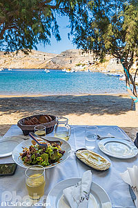 Photo : Table de restaurant au nord de la plage du village de pêcheurs de Cheronissos sur l'île de Sifnos, Archipel des Cyclades, Grèce