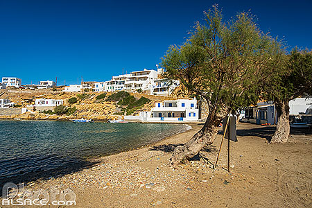 Photo : Plage et village de pêcheurs de Cheronissos sur l'île de Sifnos, Archipel des Cyclades, Grèce