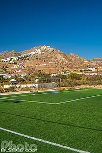 Photo : Terrain de football en gazon synthétique sur l'île de Sérifos, Archipel des Cyclades, Grèce, Égée-Méridionale, Grèce