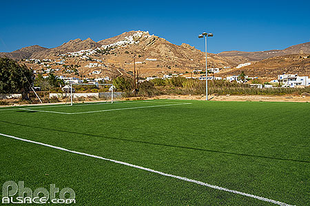 Photo : Terrain de football en gazon synthétique sur l'île de Sérifos, Archipel des Cyclades, Grèce, Égée-Méridionale, Grèce