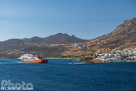 Photo : Ferry dans le port de Sérifos, Archipel des Cyclades, Grèce, Égée-Méridionale, Grèce