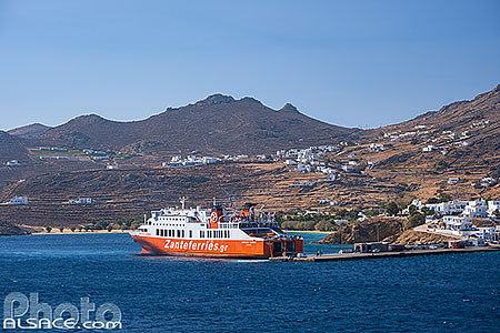 Photo : Ferry dans le port de Sérifos, Archipel des Cyclades, Grèce, Égée-Méridionale, Grèce