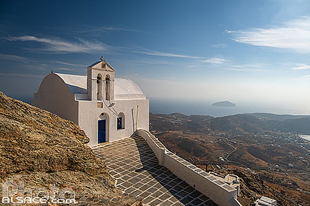 Photo : Eglise Agios Konstantinos au sommet du village de Chora sur l'île de Sérifos, Archipel des Cyclades, Grèce, Égée-Méridionale, Grèce