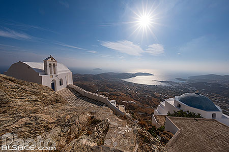 Photo : Eglise Agios Konstantinos au sommet du village de Chora sur l'île de Sérifos, Archipel des Cyclades, Grèce, Égée-Méridionale, Grèce