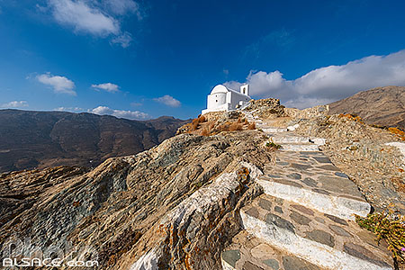 Photo : Eglise Agios Konstantinos au sommet du village de Chora sur l'île de Sérifos, Archipel des Cyclades, Grèce, Égée-Méridionale, Grèce