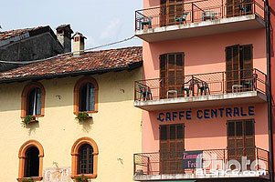 Photo : Caffé Centrale, Gravedona, Lago di Como, Lombardie, Italie