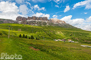 Photo : Groupe du Sella vue depuis le col Pordoi, Canazei, Trentin-Haut-Adige, Italie