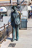 Photo : Statue de James Joyce au bord du Grand Canal, Trieste, Frioul-Vénétie Julienne, Italie