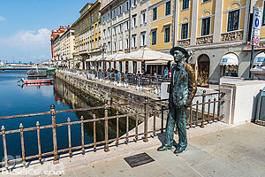 Photo : Statue de James Joyce au bord du Grand Canal, Trieste, Frioul-Vénétie Julienne, Italie