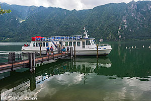 Photo : Bateau sur le lac d'Idro (Lago d'Idro), Anfo, Lombardie, Italie
